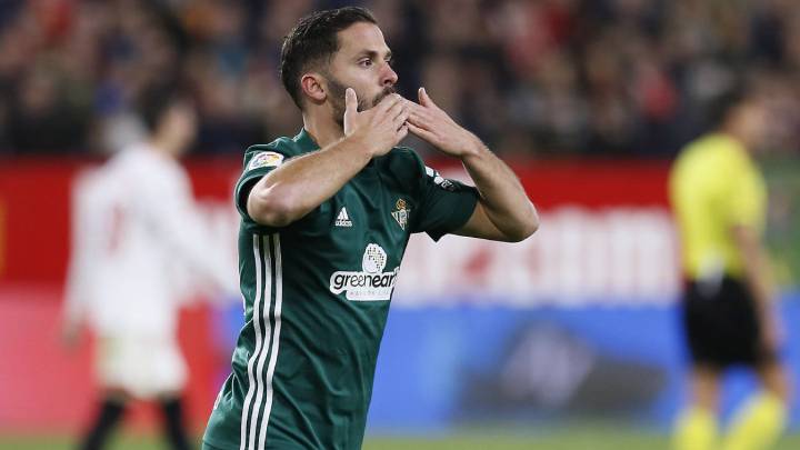 El defensa danés del Real Betis Riza Durmisi celebra su gol, tercero del equipo ante el Sevilla, durante el partido de la decioctava jornada de Liga en Primera División que se disputa esta noche en el estadio Sánchez-Pizjuán, en Sevilla.