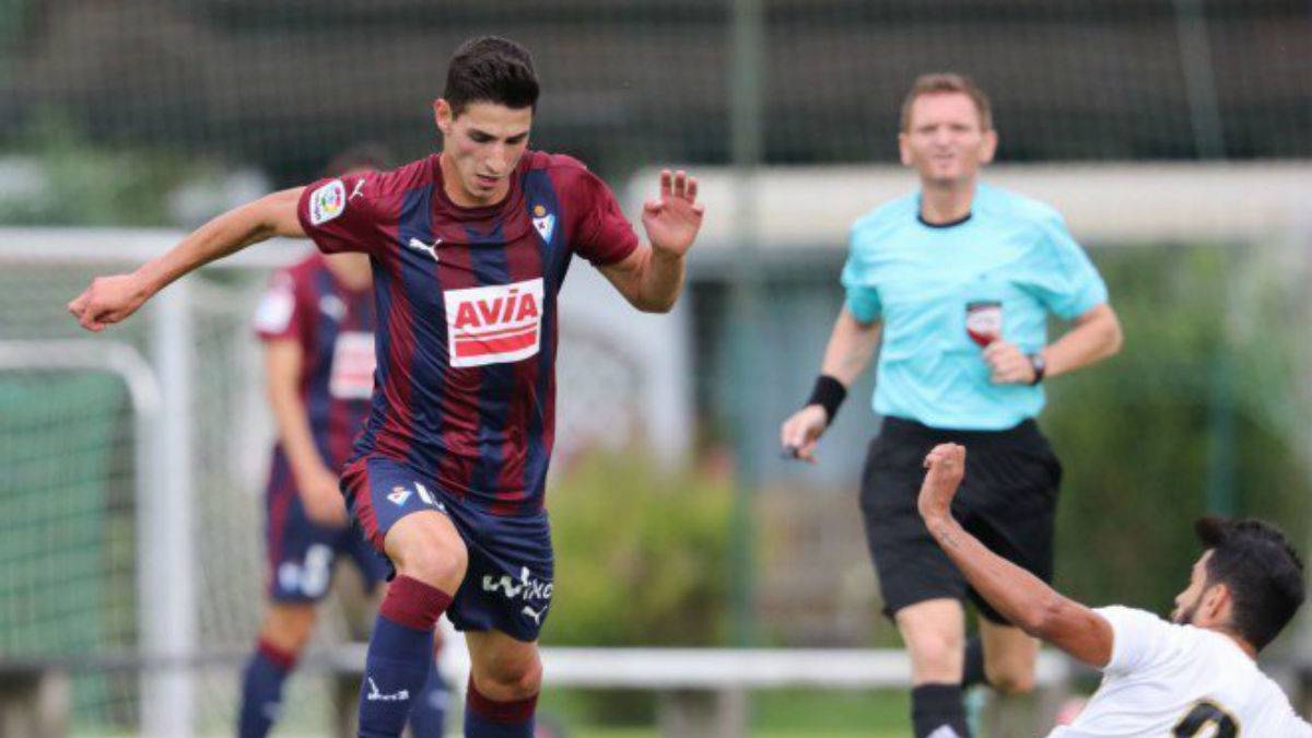 Pere Milla, cedido en el Numancia, renueva hasta 2020