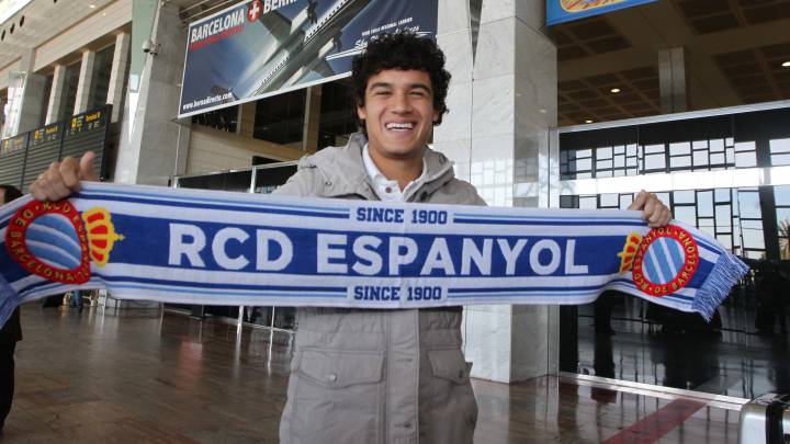 Coutinho llegó a posar con una bufanda del Espanyol.
