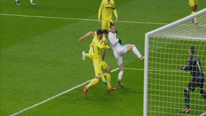 Penalti no pitado de Álvaro por mano tras un cabezazo de Bale.