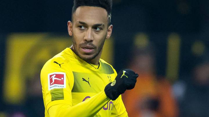 El padre de Aubameyang la lía: "Tratan a mi hijo como un mono"