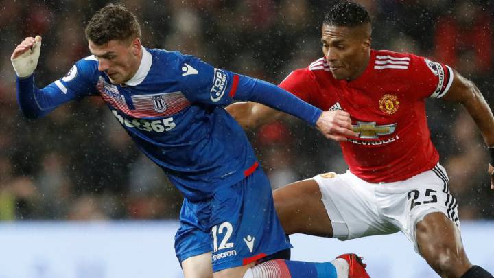 Manchester United venció al Stoke mientras espera por Alexis