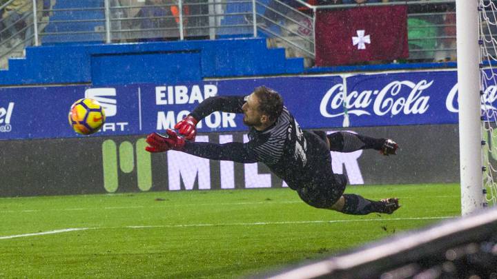 Oblak se estira y repele este disparo que ya se colaba de Inui. El esloveno es el jugador más regular del Atlético.