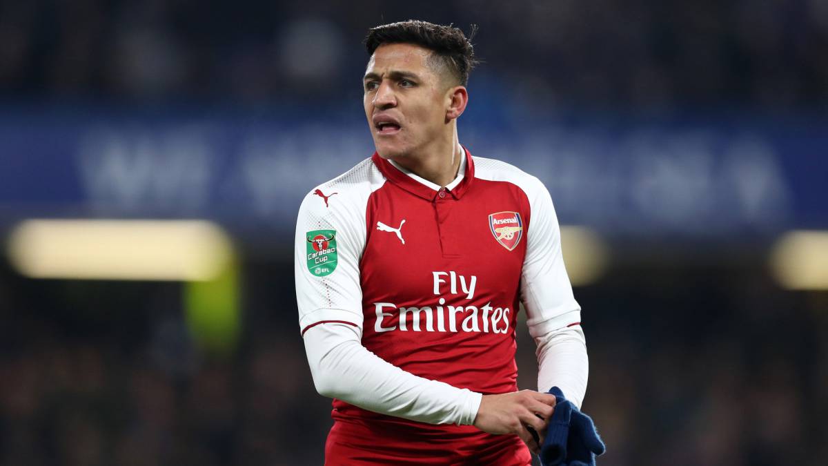 Alexis en el Chelsea-Arsenal de ida de semifinales de la Carabao Cup 2017-2018.