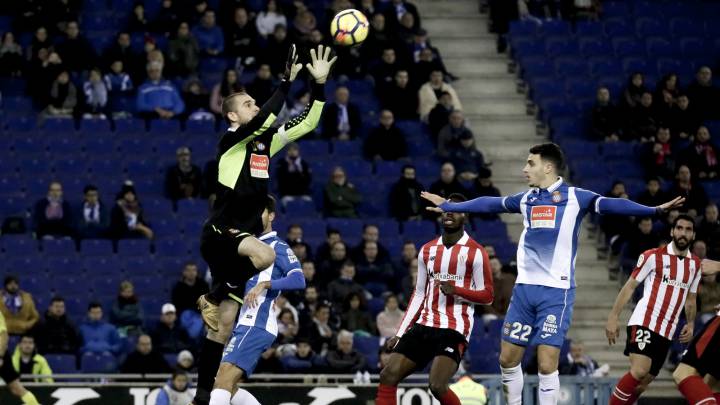 El guardameta del Espanyol, Pau López, durante un partido ante el Athletic de Bilbao.