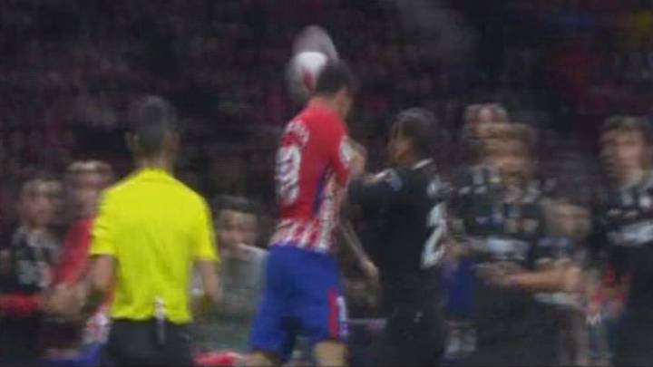 Gol mal anulado a Diego Costa: no había falta a Mercado.