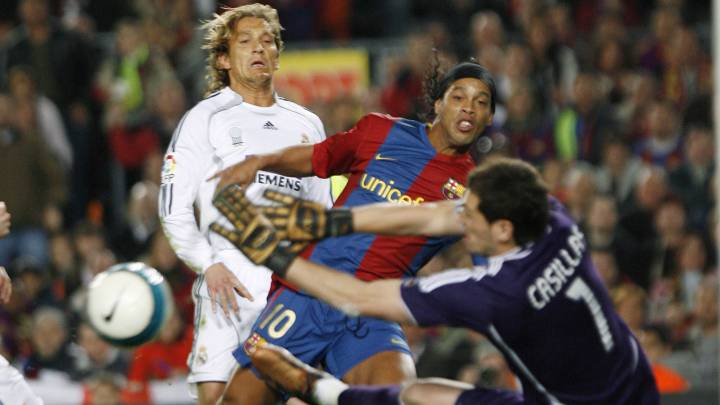 Iker Casillas, Míchel Salgado y Ronaldinho, durante un partido entre el Real Madrid y el Barcelona.