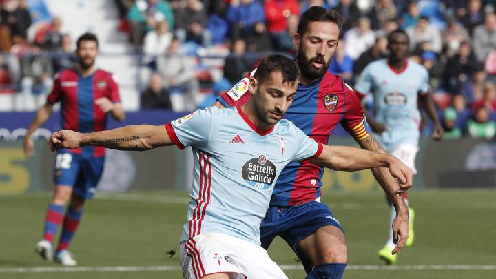 Jonny golpe el balón delante de Morales, jugador del Levante.