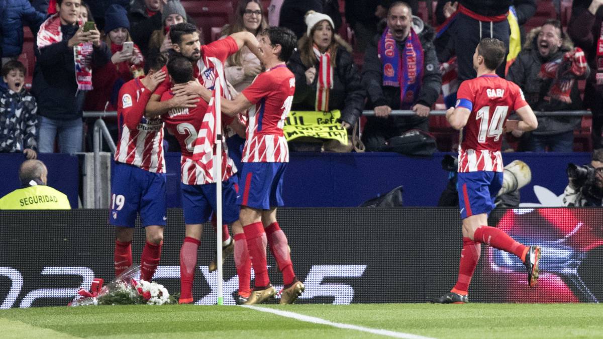 Los jugadores del Atlético celebran el gol de Diego Costa ante el Sevilla.