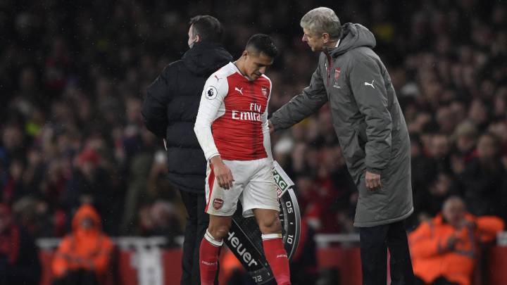 El entrenador del Arsenal, Arsene Wenger, con Alexis Sánchez.