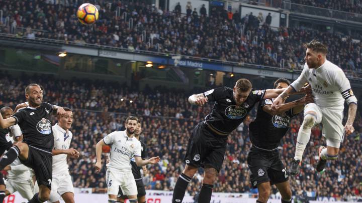 Ramos remata un balón adelantándose a Albentosa y Borges en un Real Madrid - Deportivo