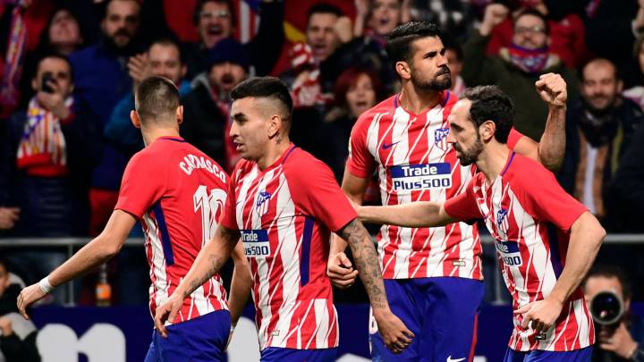 Diego Costa celebra con rabia su gol al Sevilla. La afición se encomienda a su racha y al trabajo en defensa para creer en la remontada en Sevilla.