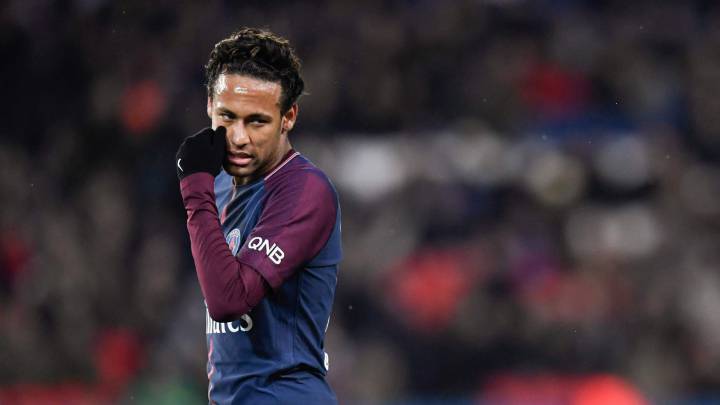 Neymar habla con un compañero en el partido ante el Dijon