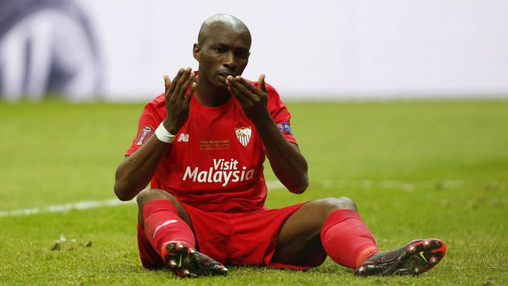Mbia en un partido con el Sevilla