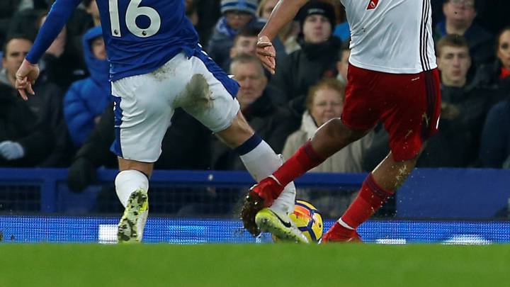 James McCarthy, del Everton, se rompe la pierna durante un encuentro con Salomón Rondon.