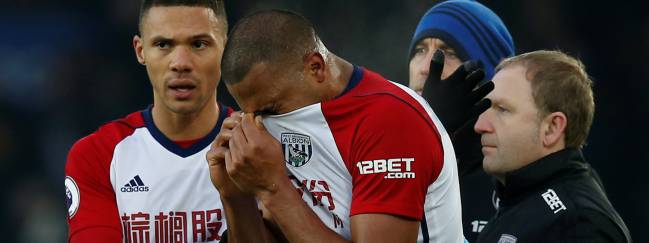 Salomón Rondon llora tras la lesión de James McCarthy.