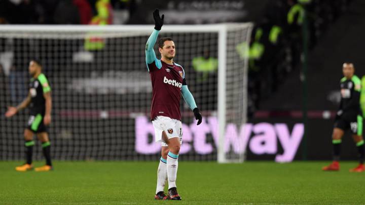 Javier Hernández durante un partido con el West Ham.