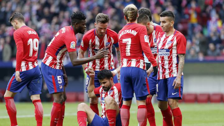 Los jugadores del Atlético celebran el 1-0 de Griezmann, con Costa en el suelo.