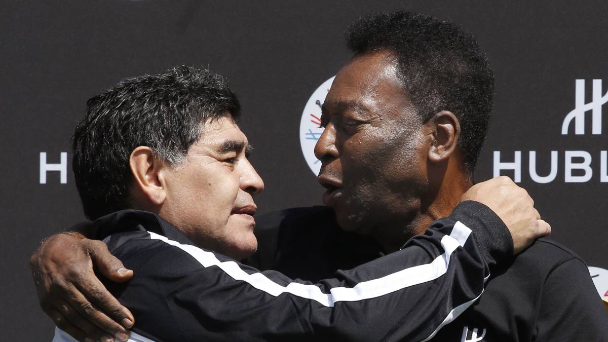 Maradona abrazando a Pelé.