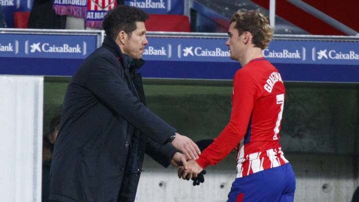 Simeone saluda a Griezmann tras un cambio.