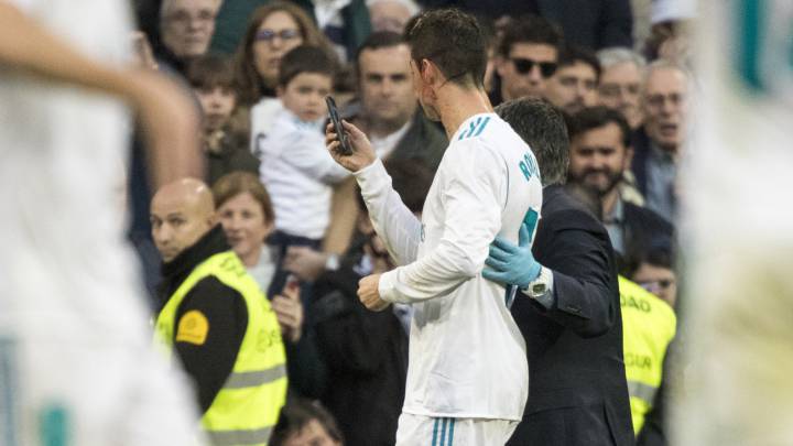 Cristiano viéndose en un móvil.