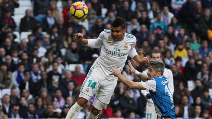 Casemiro contra el Deportivo.