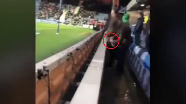 Un aficionado del Middlesbrough orinó en la botella del portero del QPR y se la lanzó para que bebiera.