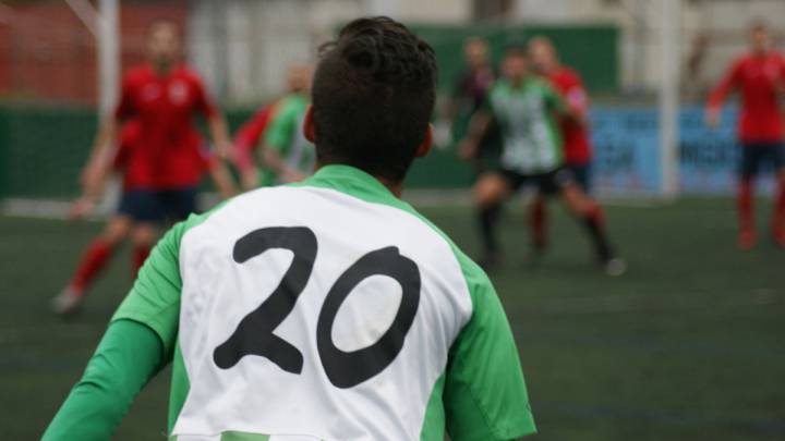 Graves insultos racistas y sexistas en un partido de preferente