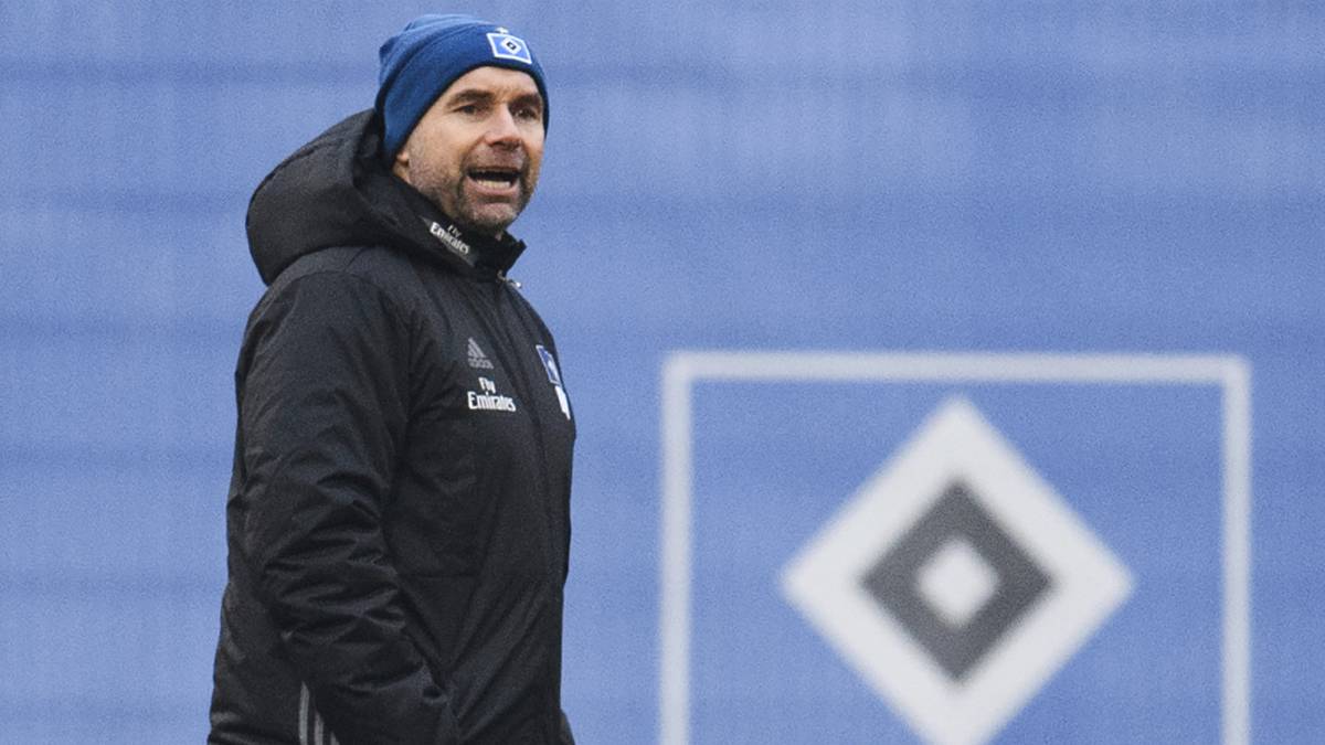 Bernd Hollerbach, en su primer entrenamiento con el Hamburgo.