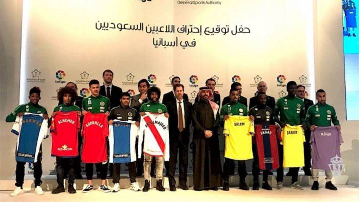 Los nueve futbolistas saudís posaron con sus nuevas camisetas en un acto el pasado domingo con la presencia de los presidentes españoles.