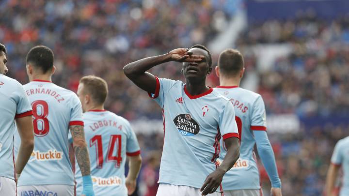 Pione Sisto celebra el gol que anotó contra el Levante.