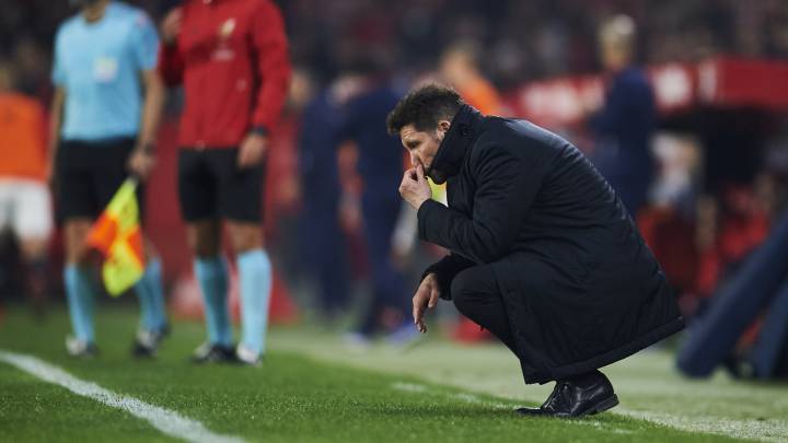 Simeone, en el lateral del Sánchez Pizjuán durante el Sevilla-Atlético.
