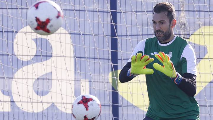 Diego López trabajando en Sant Adrià. Con dos pelotas, como en la foto.