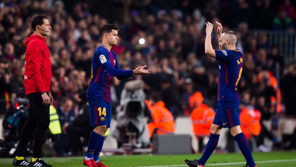 Coutinho entra por Iniesta, un cambio símbolo en su debut