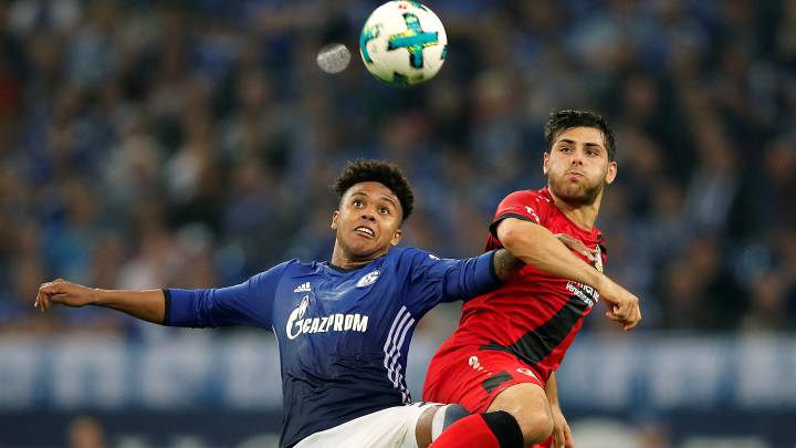 McKennie, del Schalke y Volland, del Leverkusen, luchan por un balón.