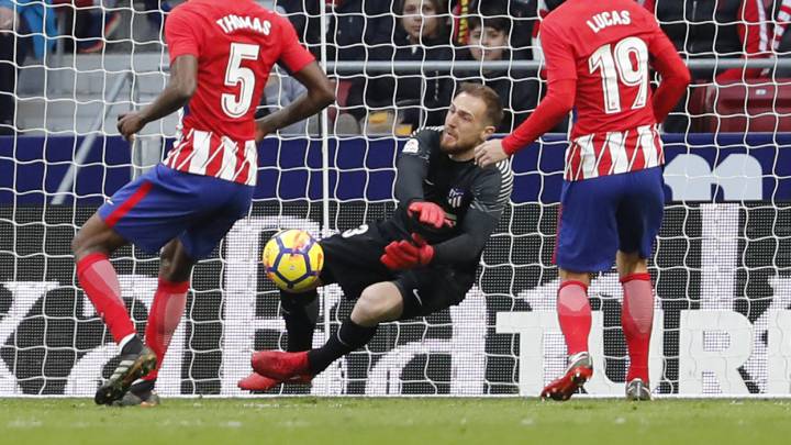 Oblak realiza una parada.