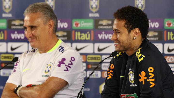 Neymar y Tite sonríen durante una rueda de prensa de la selección brasileña.