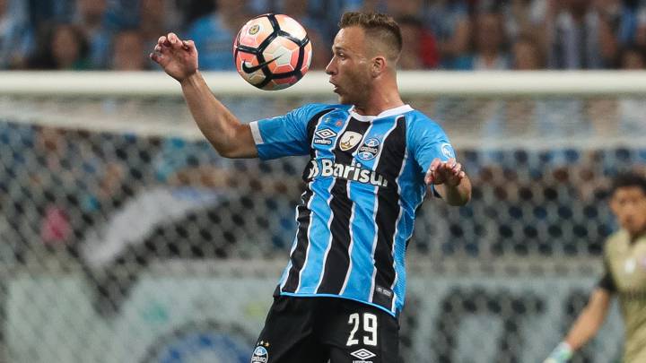 Arthur, en un partido con Gremio.