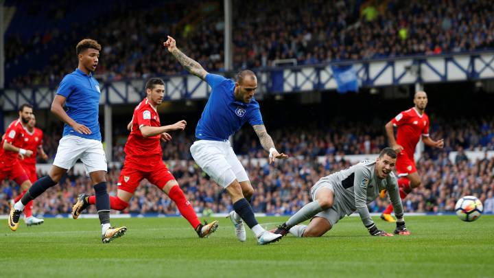 Sevilla sign Sandro from Everton on loan