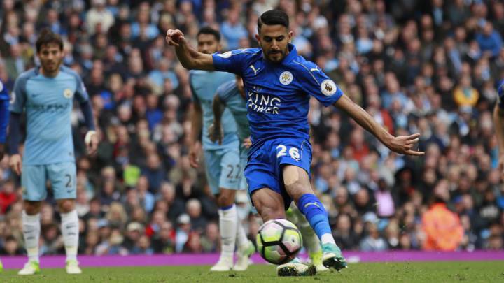Riyad Mahrez, con el Leicester, lanza un penalti en un partido contra el Manchester City la temporada 2016-2017.