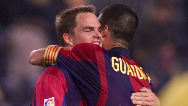 Frank de Boer y Pep Guardiola se abrazan celebrando un gol del de Santpedor para el Barcelona.