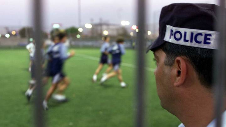 Entrenamiento vigilado por la policía.