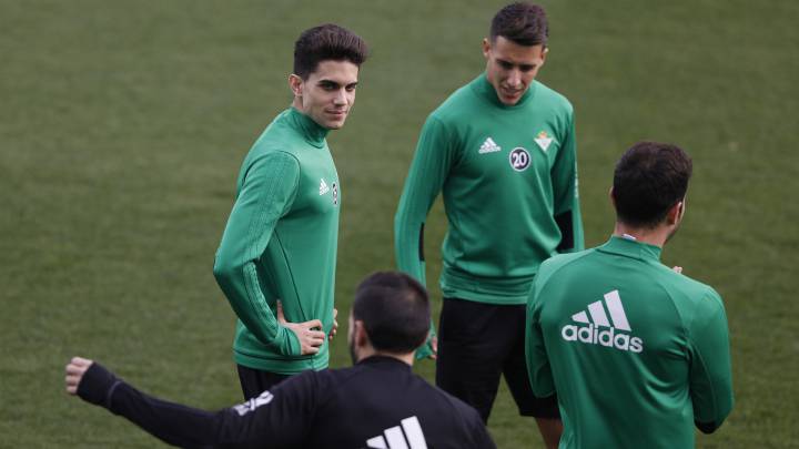 Marc Bartra entrena con sus compañeros del Real Betis.