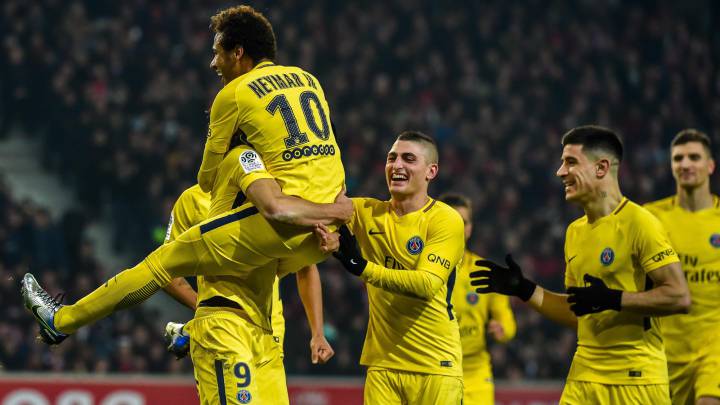 Neymar celebra junto a Cavani y otros compañeros el gol anotado frente al Lille en Ligue 1.