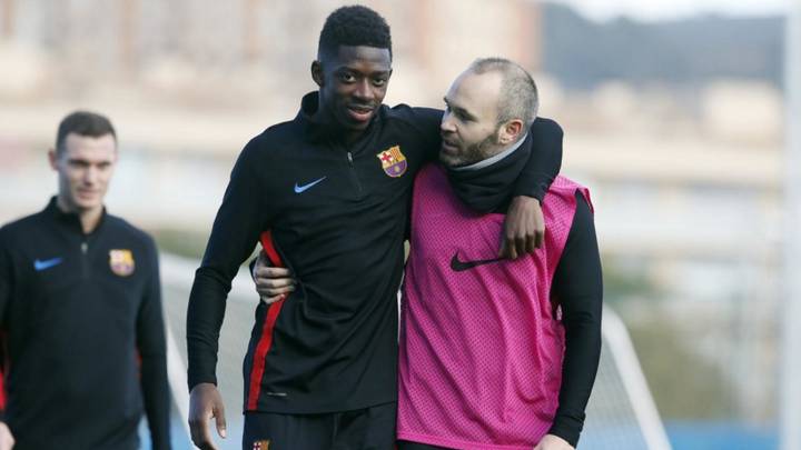 Dembélé bromea con Iniesta.