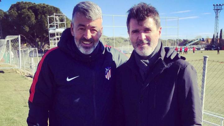 Óscar Fernández, entrenador del Atlético B, junto a Roy Keane en la sesión rojiblanca del día.