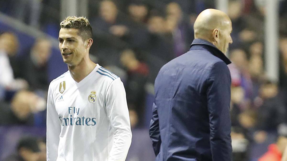 Cristiano fue sustituido por Asensio en el minuto 82 y se fue al banquillo sin perder tiempo pero con cara de circunstancias
