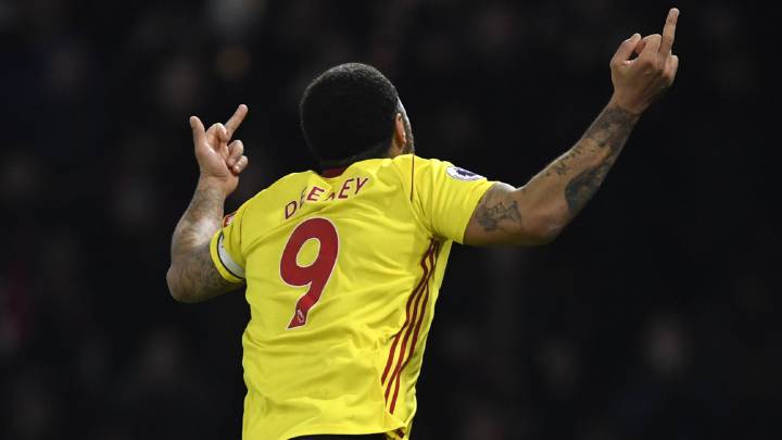 Troy Deeney del Watford celebra un gol ante Chelsea haciendo una peineta.