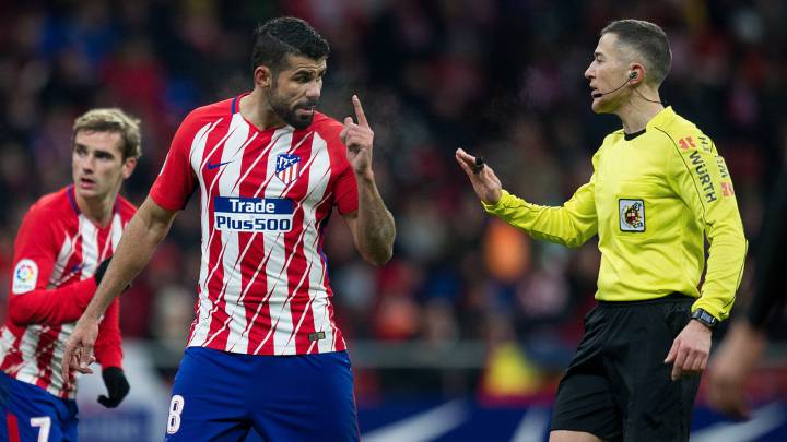 Diego Costa protesta a Iglesias Villanueva.