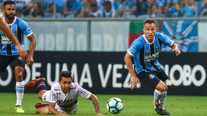 El centrocampista brasileño del Gremio, Arthur, durante un partido contra el Sao Paulo.